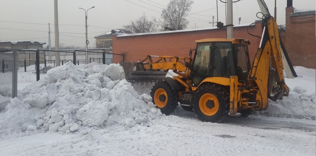 Экскаватор погрузчик для уборки снега и погрузки в самосвалы для вывоза в Комсомольске-на-Амуре