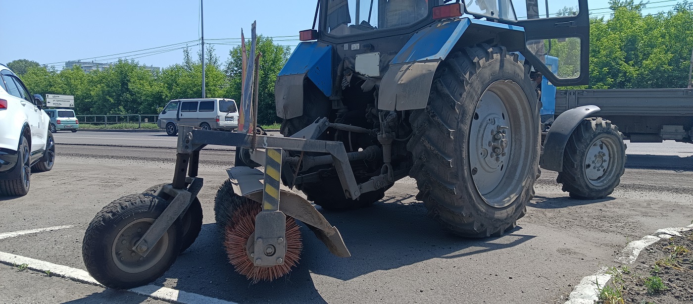 Услуги трактора с щеткой МТЗ в Хабаровском крае