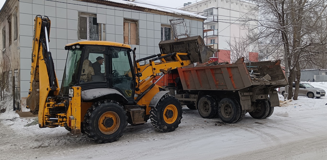 Уборка и вывоз строительного мусора, ТБО с помощью экскаватора и самосвала в Комсомольске-на-Амуре